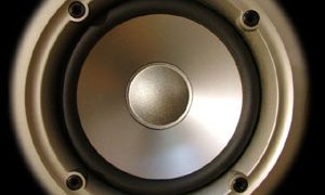 テレビの音声を手元で大きく ワイヤレス手元スピーカー