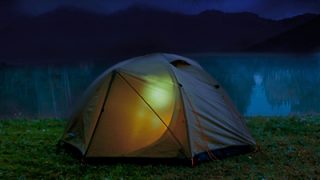 テント内での手元用ライトとして眩しさを抑える面発光のLEDランタン