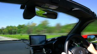 【車載ホルダー】でスマホをカーナビとして利用する